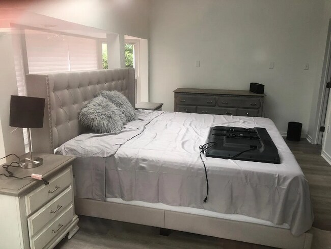 Foto del edificio - 1336 Helios Ave