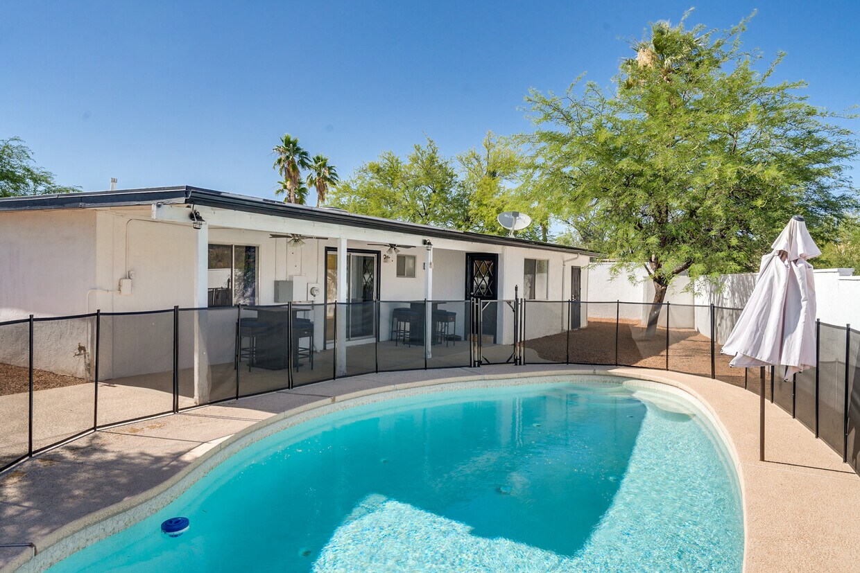 Propiedad con piscina! - 9870 E Celeste Dr