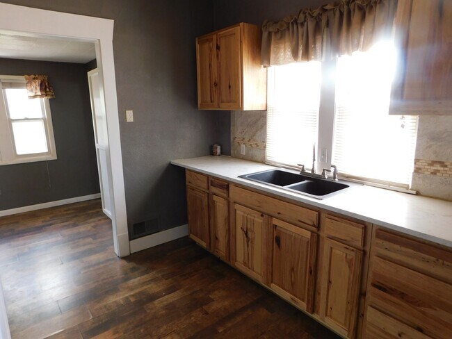 Foto del edificio - Very charming, large 4 bedroom/2 bath in E...