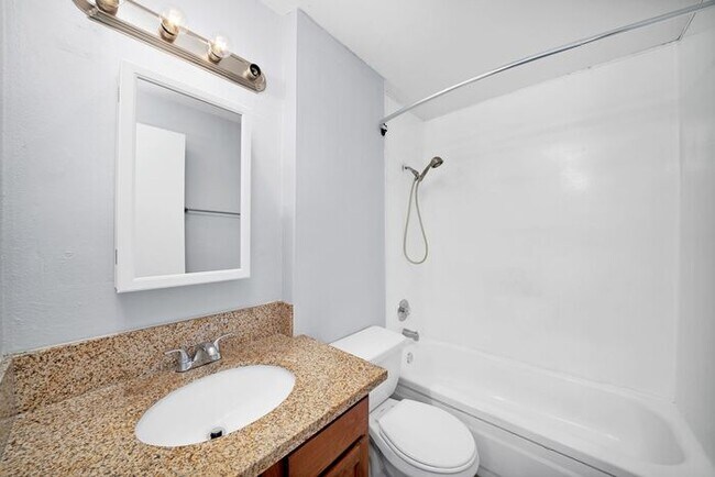 Foto del edificio - 3 bedroom 1 bath in heart of Milwaukie