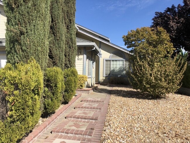 Building Photo - Beautiful 4 Bedroom Bonus Room in Garage