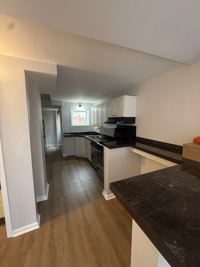 Building Photo - Beautifully Renovated 2 Bed / 2 Bath Rowho...