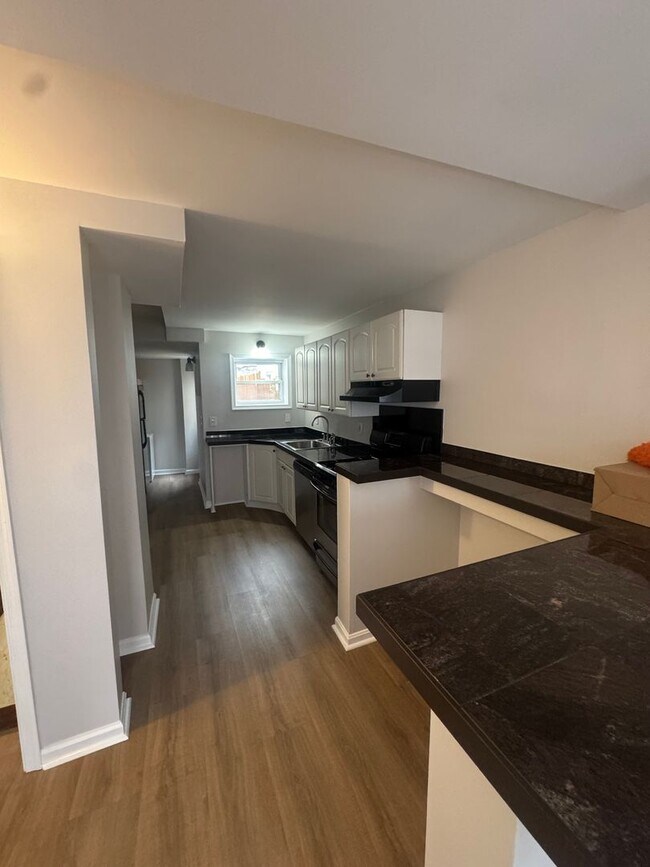 Foto del edificio - Beautifully Renovated 2 Bed / 2 Bath Rowho...