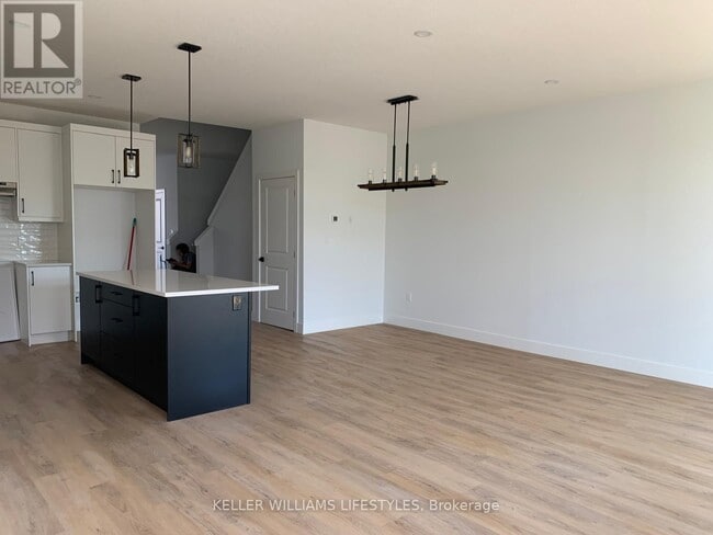 Photo du bâtiment - 1870 Aldersbrook Gate