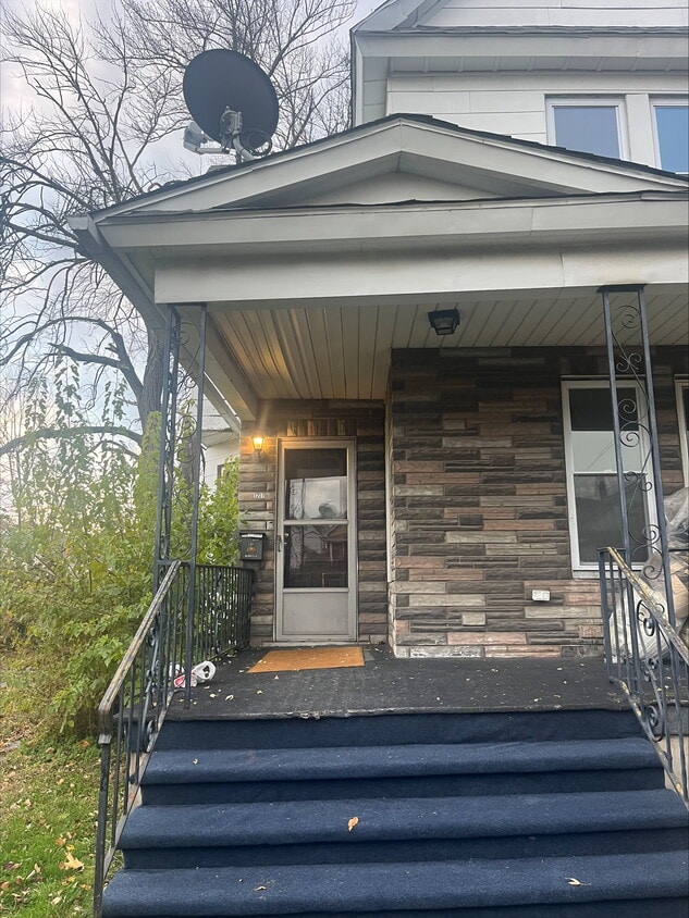 Primary Photo - 1227 Rundle St