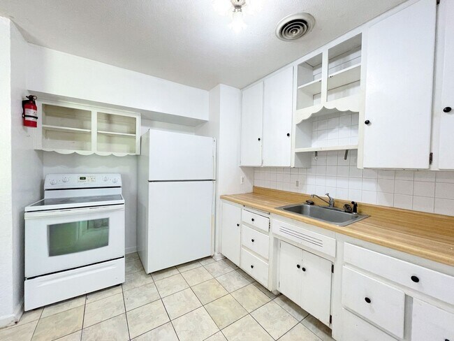 Foto del edificio - Large 3 bedroom with fenced in yard