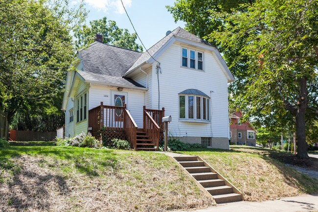 Building Photo - Newly Renovated 4 Bedroom 1 Bath Home