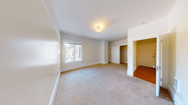 Building Photo - 547 24th St