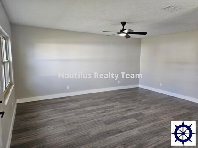 Building Photo - 2500 J