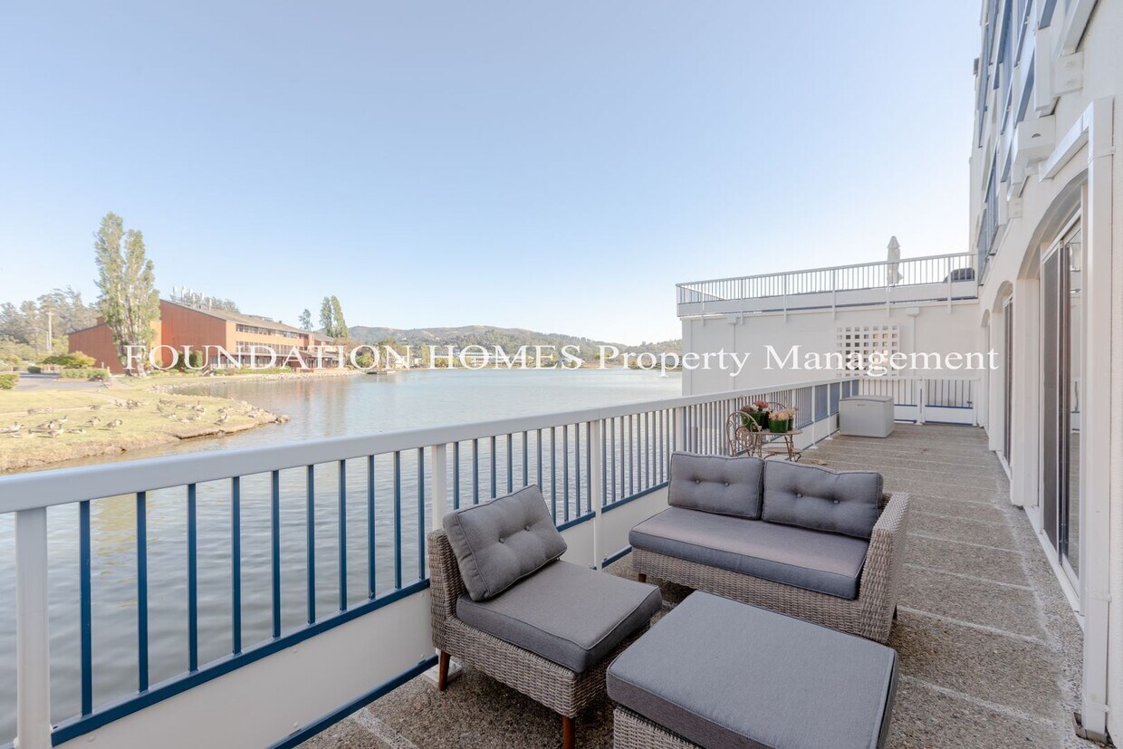 2BR/2BA Waterfront Corner Condo! Parking!... - 2BR/2BA Waterfront Corner Condo!  Parking!...