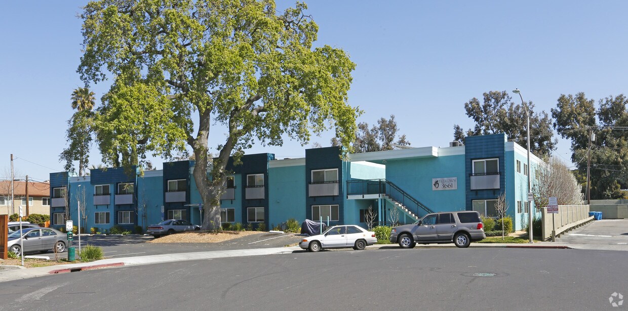 Primary Photo - Peacock Court Apartments