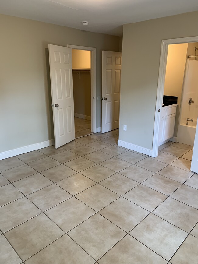 Building Photo - 4877 Montegut St