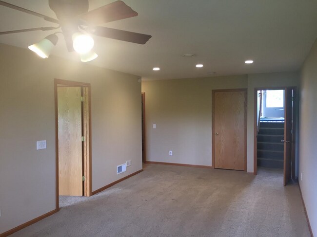 sala de estar del nivel inferior - 15604 84th St NE