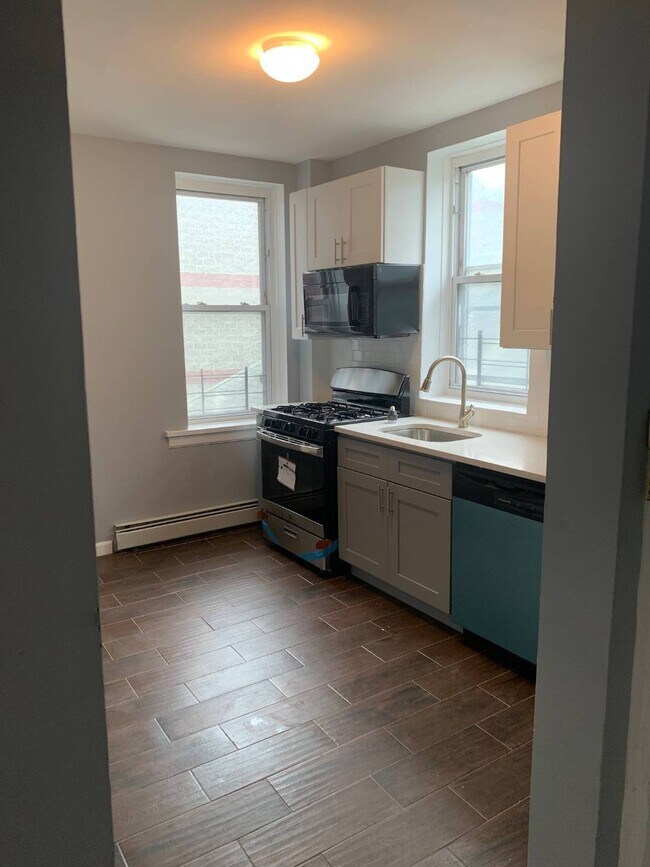 Foto del edificio - 183 E Mosholu Pkwy N