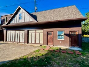 Building Photo - 701 SE Riverside Dr