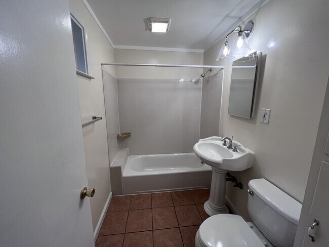 Building Photo - Ehrlich Apt 673