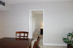 Building Photo - 3050 N Palm Aire Dr