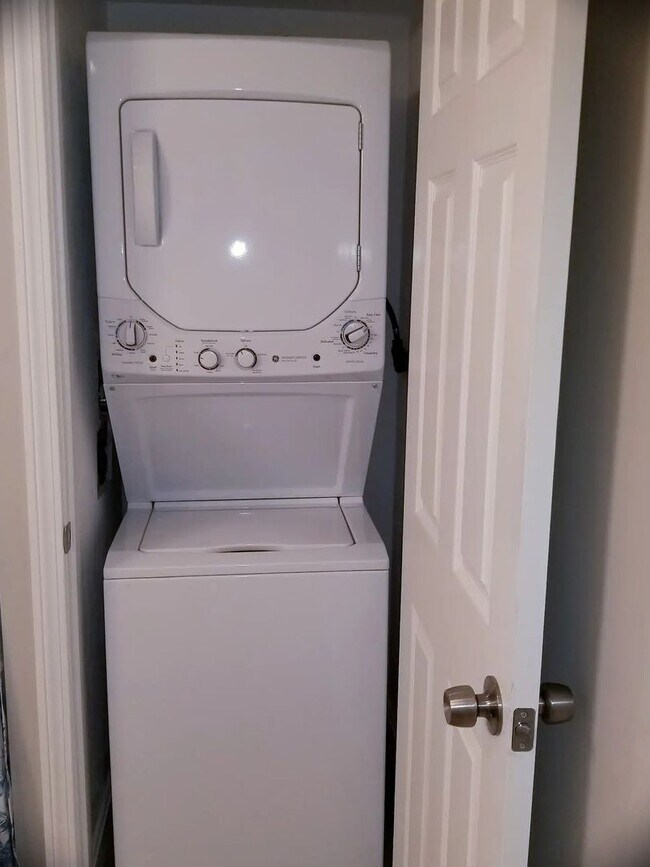 1124 Newport Ave Unit 2, Pawtucket, RI 02861 Room for Rent in