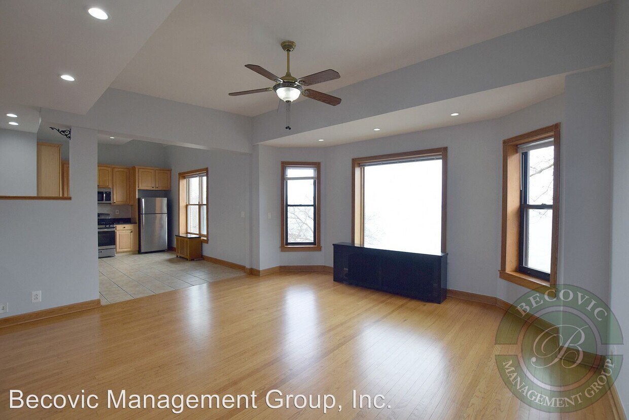 Primary Photo - 7510-7514 N Eastlake Terrace