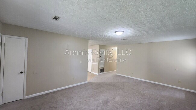 Building Photo - 1050 Greendale Ln