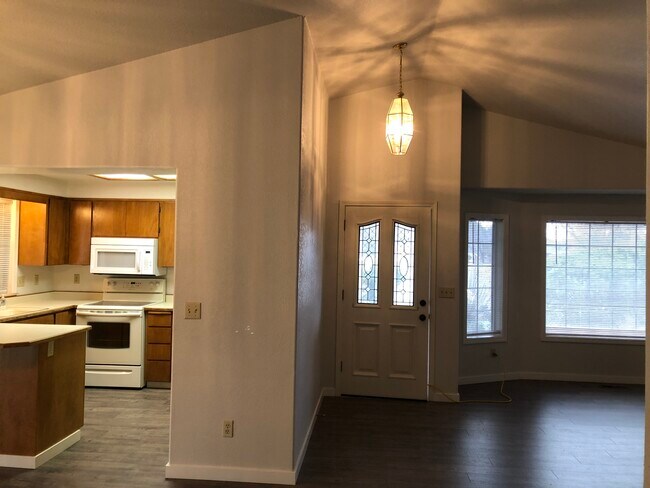 Foto del edificio - 1372 Glengrove Ave