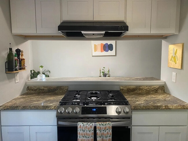 Building Photo - Room in House on Harmony Ct