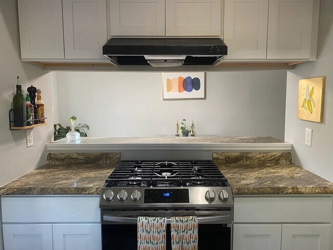 Foto del edificio - Room in House on Harmony Ct