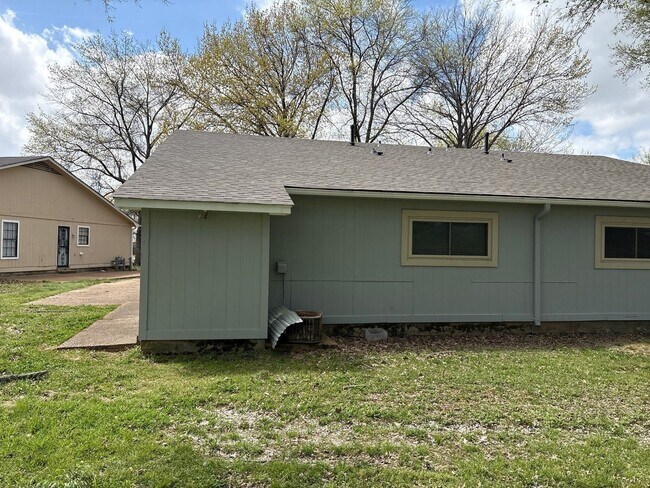 Building Photo - Freshly Transformed 3 bedroom home - Open To Section 8