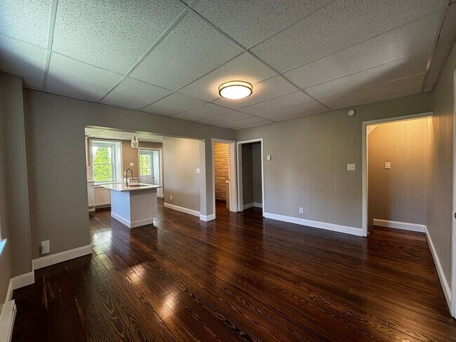 Building Photo - Newly remodeled 3+ bedroom