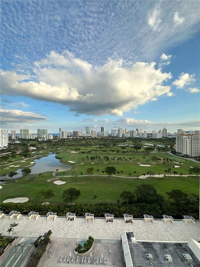 Foto del edificio - 20301 W Country Club Dr