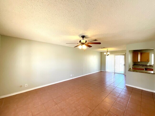 Foto del edificio - 3BD/2.5BA Dover Ridge Home Near 1604 – No Carpet, Fenced Yard & Covered Patio!