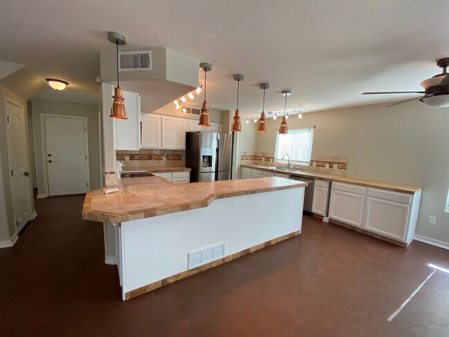 Building Photo - Ideal Ironwood Estates Living: 4-Bed, 3-Ba...