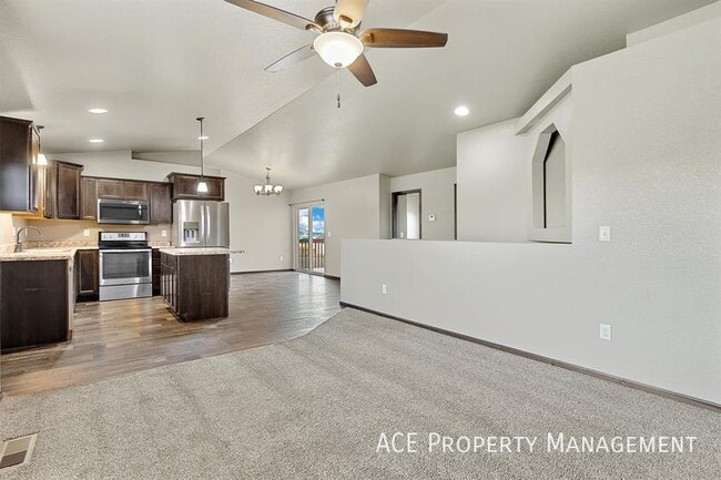 Building Photo - 513 Pride Ct