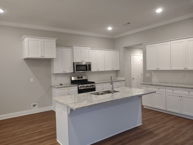 Foto del edificio - JUST REDUCED!! PLUS..***Move in Special..1...