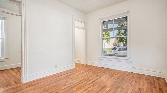 Foto del edificio - Unique 2 Bed, 1 Bath Home in the Lincoln P...