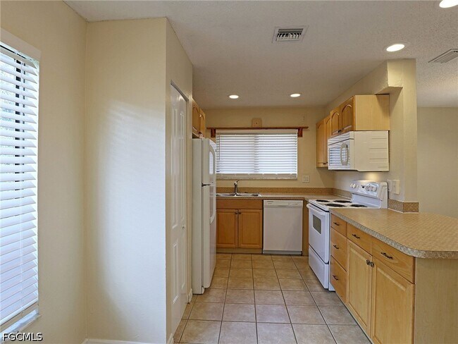 Foto del edificio - 1420 Park Shore Cir