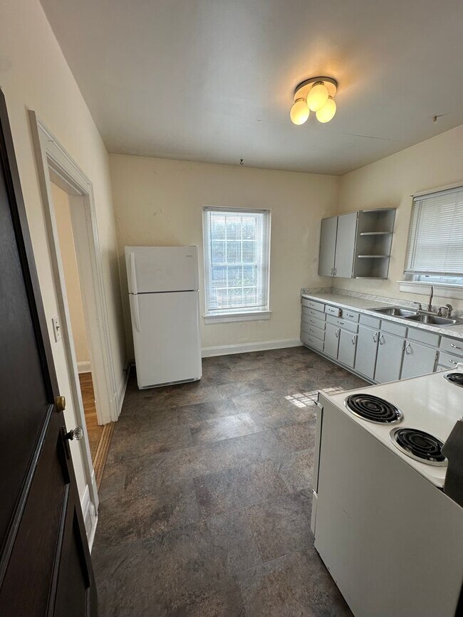 Building Photo - 432 E Lytle St