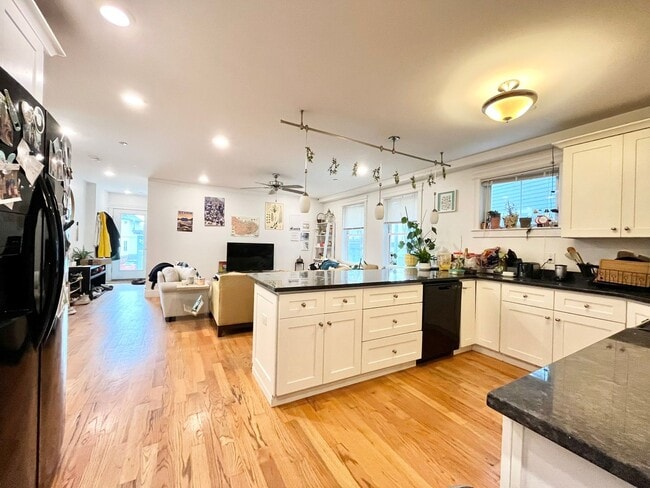 Amazing 5 bed 2.5 bath in Allston... BROKER FEE PAID NY LANDLORD!! - Amazing 5 bed 2.5 bath in Allston... BROKER FEE PAID NY LANDLORD!! House