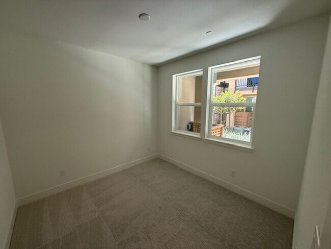 Building Photo - Brand New Townhome in Moonstone Community ...
