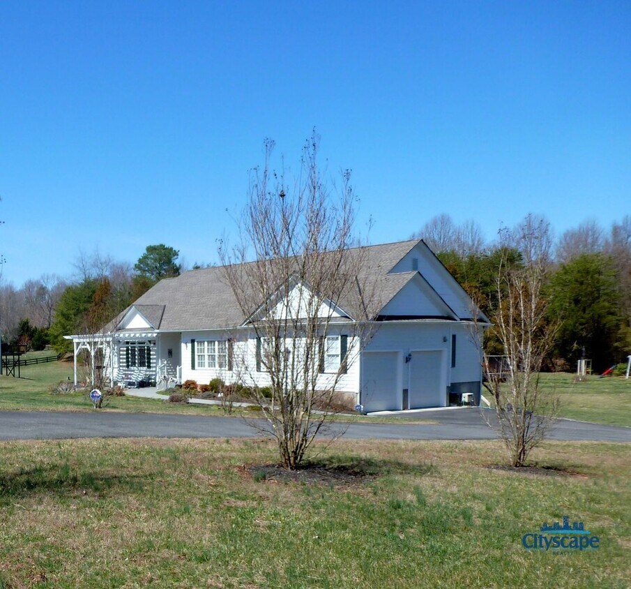 Primary Photo - ALL UTILITIES INCLUDED - Spacious apartmen...