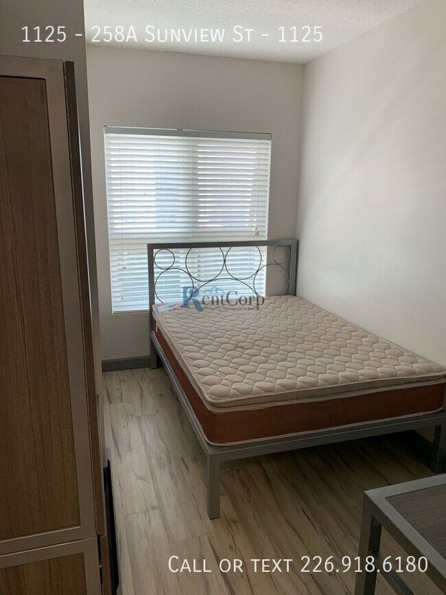 Building Photo - 258A-258A Sunview St