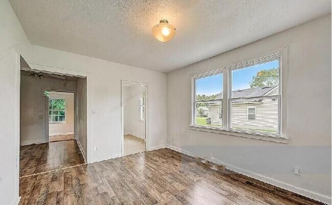 Foto del edificio - 1718 Mc Millan St