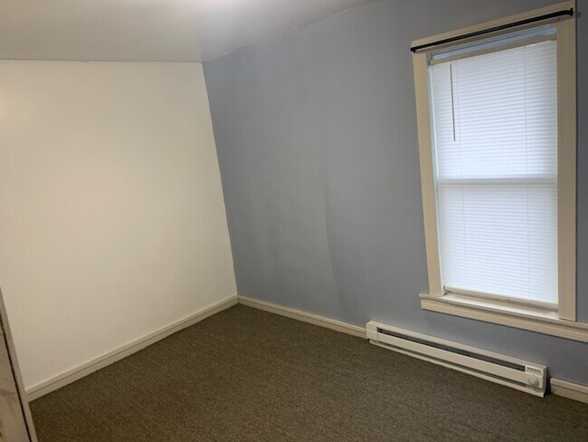 bed 1 - 825 Wood St