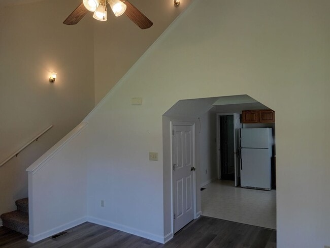 Building Photo - 2 Bedroom / 2 Bath Duplex Gray, TN 37615