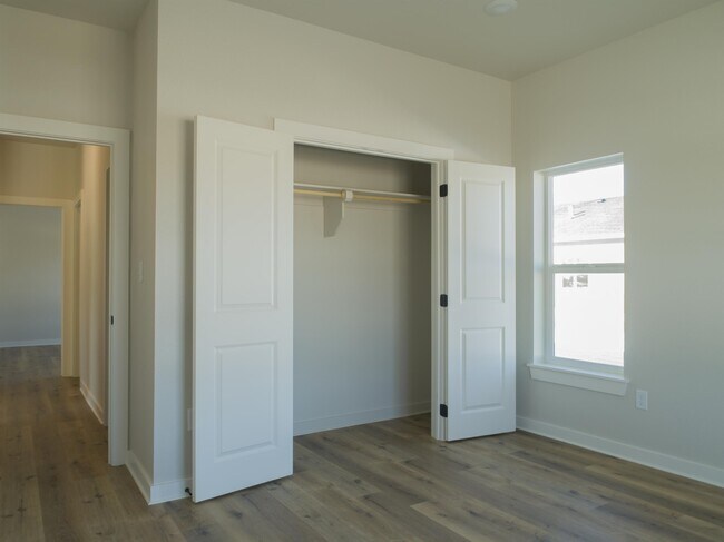 Foto del edificio - 547 Moore Ave