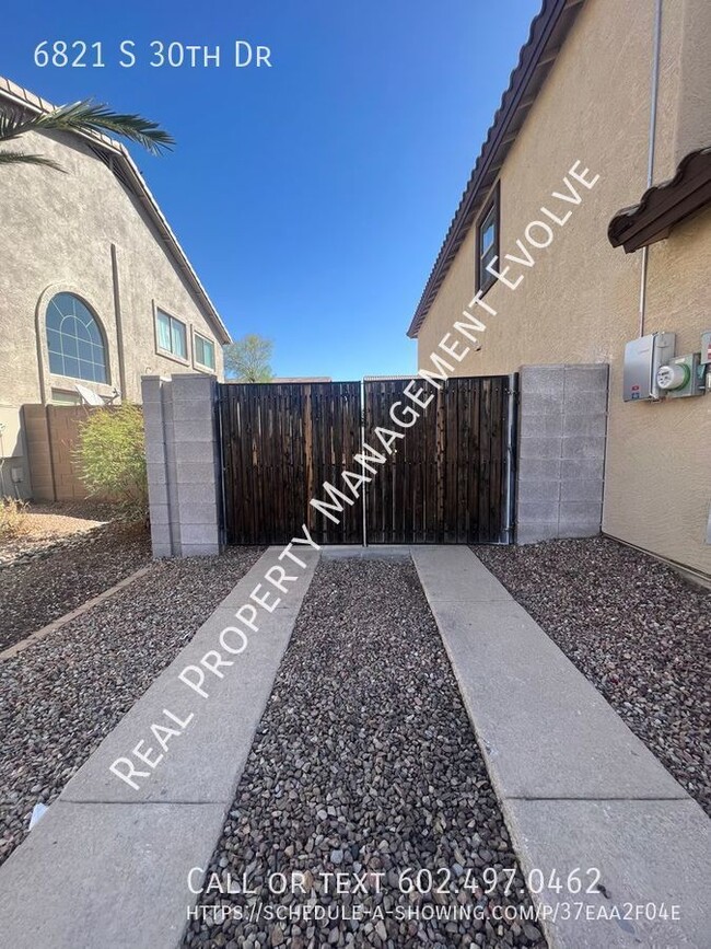 Building Photo - Tenant occupied and will assist with showi...