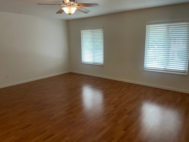 Foto del edificio - 300 Stony Point Rd