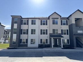 Building Photo - 710 715 S