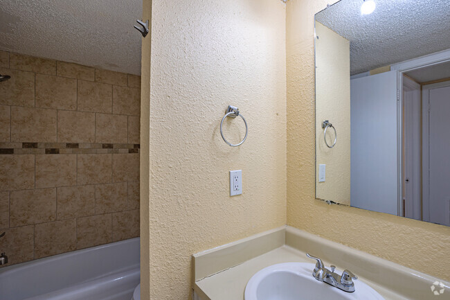 1BR, 1BA - 765SF - Bathroom - Verde Vista