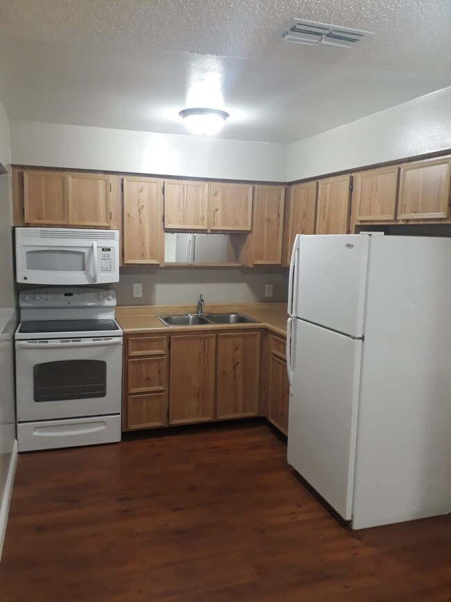 Building Photo - 215 Fiesta Dr